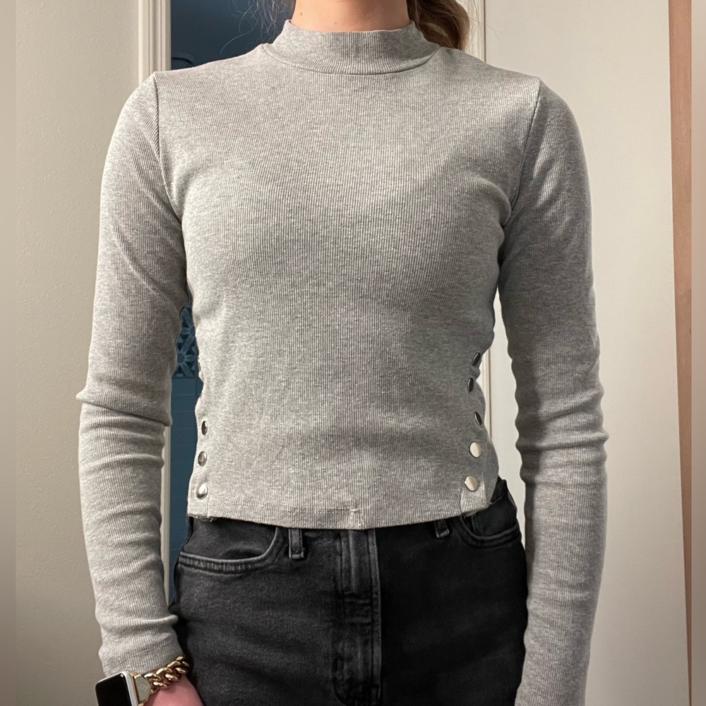 Heart & Hips Grey Mock Neck Long-sleeve with snaps. Size Small